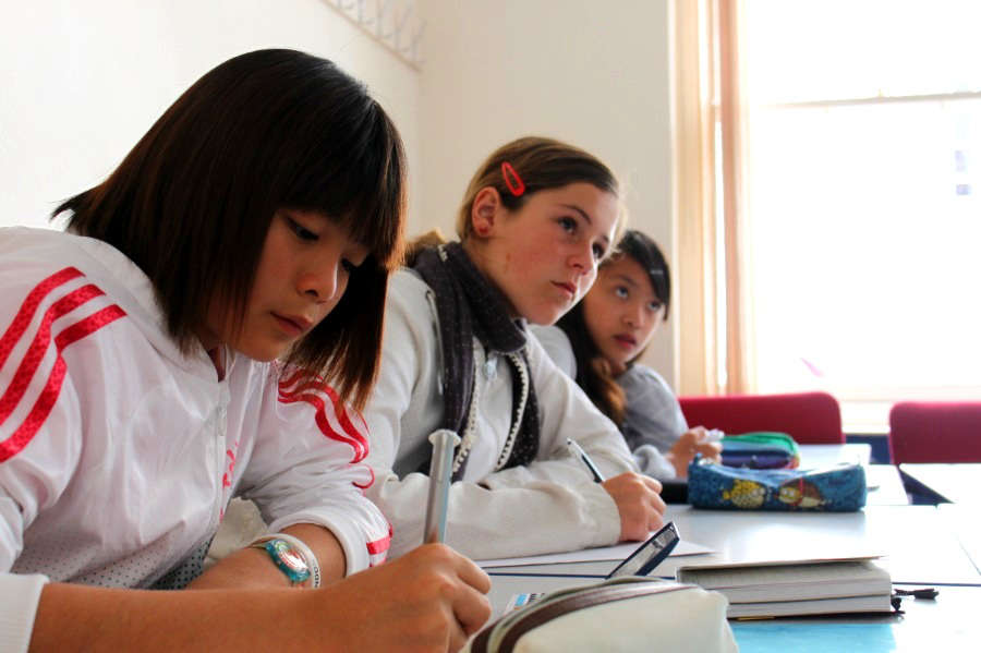 Studenti in classe mentre assistono alla lezione d'inglese