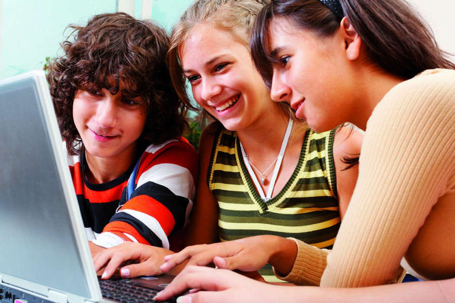 Studenti in classe mentre assistono alla lezione d'inglese